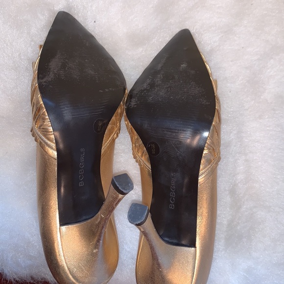 BCBGIRLS Gold Tone Pumps Heels Bow and Ruched Front Pointy Toe Leather - Picture 8 of 10